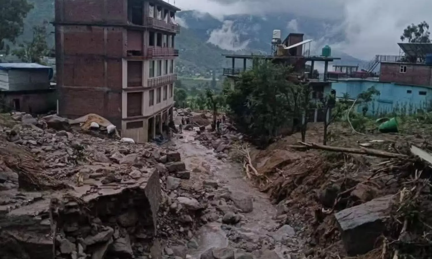 இமாச்சலப் பிரதேசத்தை புரட்டிப்போட்ட கனமழை: 105 பேர் உயிரிழப்பு - சேதங்களால் ரூ.786 கோடி இழப்பு