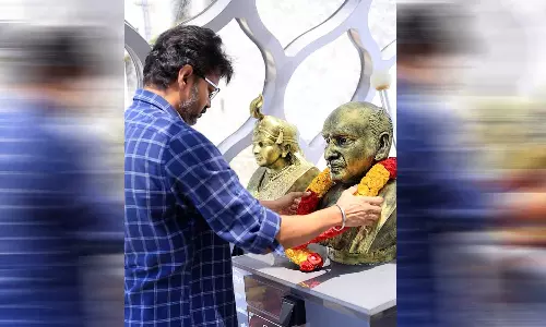 காமராஜர் சிலைக்கு மாலை அணிவித்து மரியாதை செலுத்திய த.வெ.க. தலைவர் விஜய்