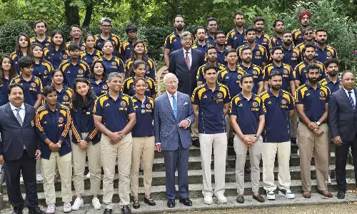 வீடியோ: இங்கிலாந்து மன்னரை நேரில் சந்தித்த இந்தியா ஆடவர், மகளிர் அணியினர்