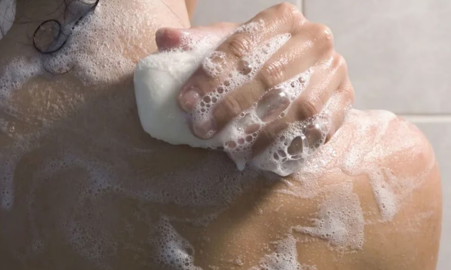 வீட்டிலுள்ள அனைவரும் ஒரே குளியல் சோப்பை பயன்படுத்துவது சரியா?