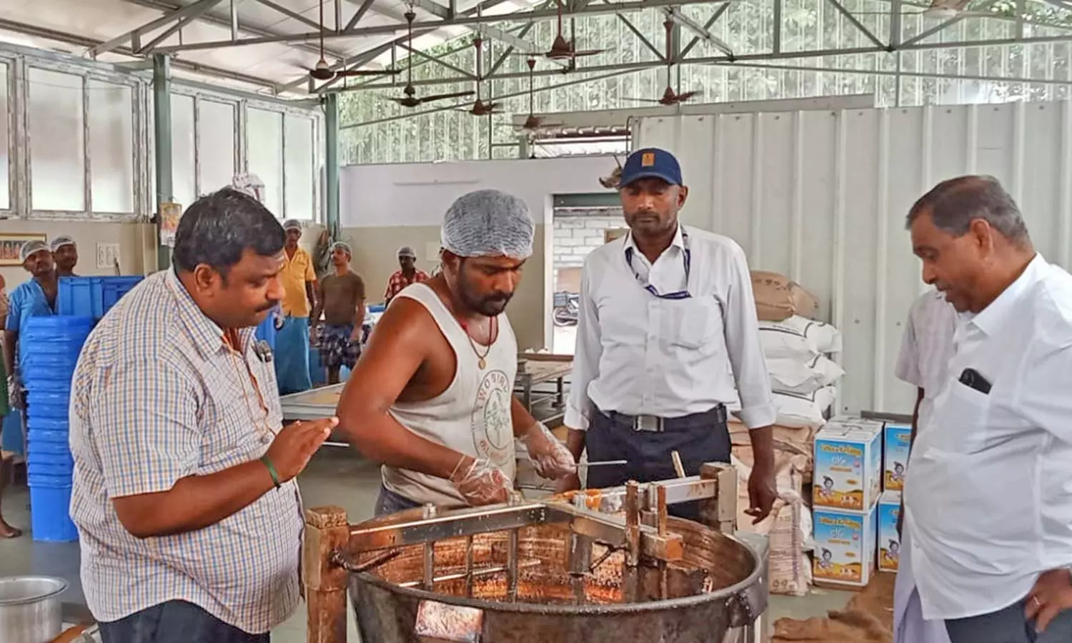 அல்வாவில் தேள் கிடந்த விவகாரம்: அல்வா கடை, குடோன்களில் உணவு பாதுகாப்புத்துறையினர் அதிரடி ஆய்வு அல்வாவில் தேள் கிடந்த விவகாரம்: அல்வா கடை, குடோன்களில் உணவு பாதுகாப்புத்துறையினர் அதிரடி ஆய்வு