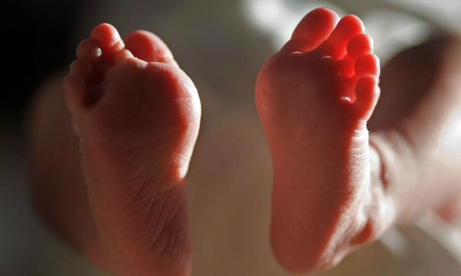 ஓடும் பேருந்தில் குழந்தையை பிரசவித்து ஜன்னல் வழியே வீசியெறிந்த பெண் - அதிர்ச்சி சம்பவம்