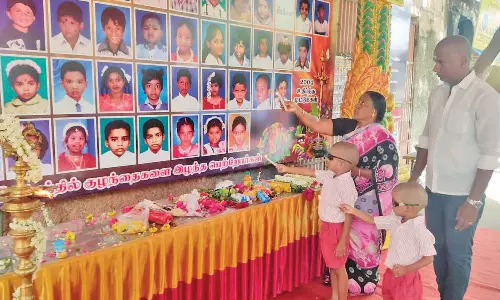 கும்பகோணம் பள்ளி தீ விபத்து: 21-ம் ஆண்டு நினைவு தினத்தில் அஞ்சலி செலுத்திய பெற்றோர்கள்