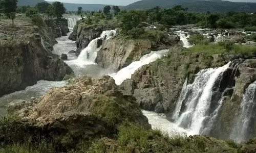 ஒகேனக்கல்லுக்கு நீர்வரத்து 16 ஆயிரம் கனஅடியாக சரிவு - அருவியில் குளிக்க அனுமதி