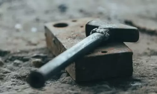 தாய் - தந்தையை சுத்தியலால் அடித்தே கொன்ற கொடூர  மகன்..