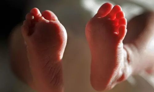 ஓடும் பேருந்தில் குழந்தையை பிரசவித்து ஜன்னல் வழியே வீசியெறிந்த பெண் - அதிர்ச்சி சம்பவம்