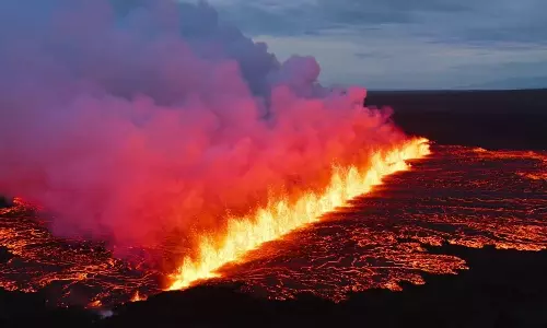 ஐஸ்லாந்தில் வெடித்துச் சிதறிய எரிமலை - மக்கள் வெளியேற்றம்