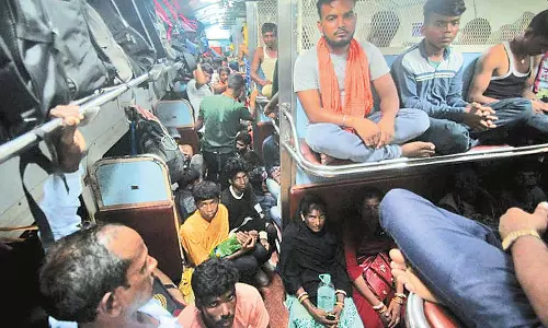 பயணிகள் கவனத்திற்கு... முன்பதிவில்லாத பெட்டிகளில் பயணிப்போருக்கு செக் வைக்கும் ரெயில்வே