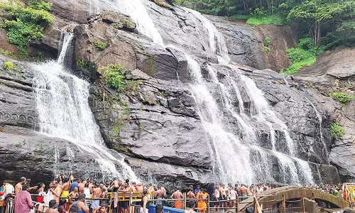 மேற்குதொடர்ச்சி மலைப்பகுதிகளில் சாரல் மழை: குற்றால அருவிகளுக்கு நீர்வரத்து அதிகரிப்பு