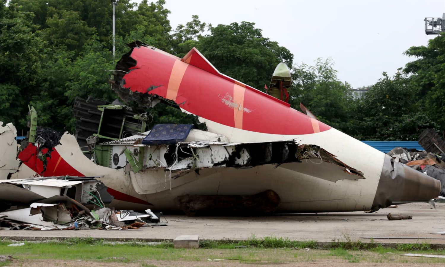 அகமதாபாத் விமான விபத்துக்கு விமானி தான் காரணம் அமெரிக்க இதழின் அறிக்கையை மறுத்த விசாரணைக் குழு அகமதாபாத் விமான விபத்துக்கு விமானி தான் காரணம் அமெரிக்க இதழின் அறிக்கையை மறுத்த விசாரணைக் குழு