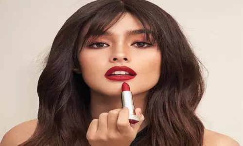 முகத்தை அழகு படுத்தும் மேக்கப்கள்...