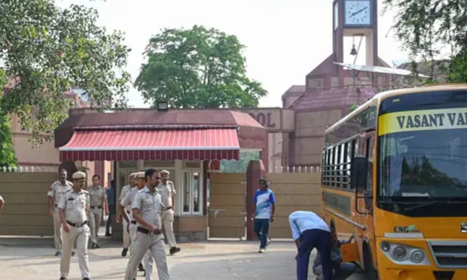 டெல்லியில் 20க்கும் மேற்பட்ட பள்ளிகளுக்கு வெடிகுண்டு மிரட்டல் - தீவிர சோதனை