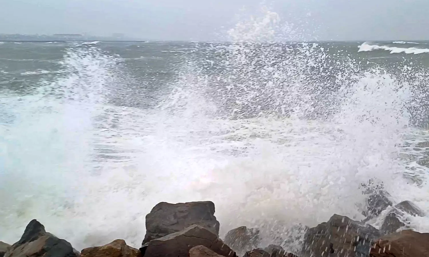 வங்கக்கடலில் 24-ந்தேதி புதிய புயல் சின்னம் உருவாகிறது - வானிலை ஆய்வு மையம்