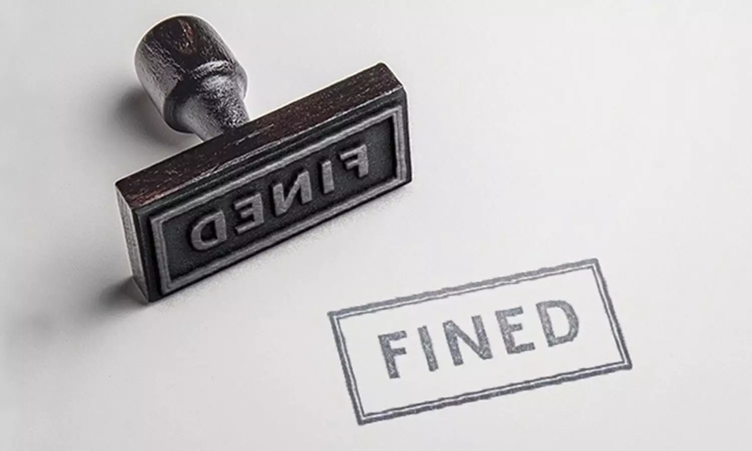 ஒற்றை யானைக்கு பழம் கொடுக்க முயன்றவருக்கு ரூ.10 ஆயிரம் அபராதம்