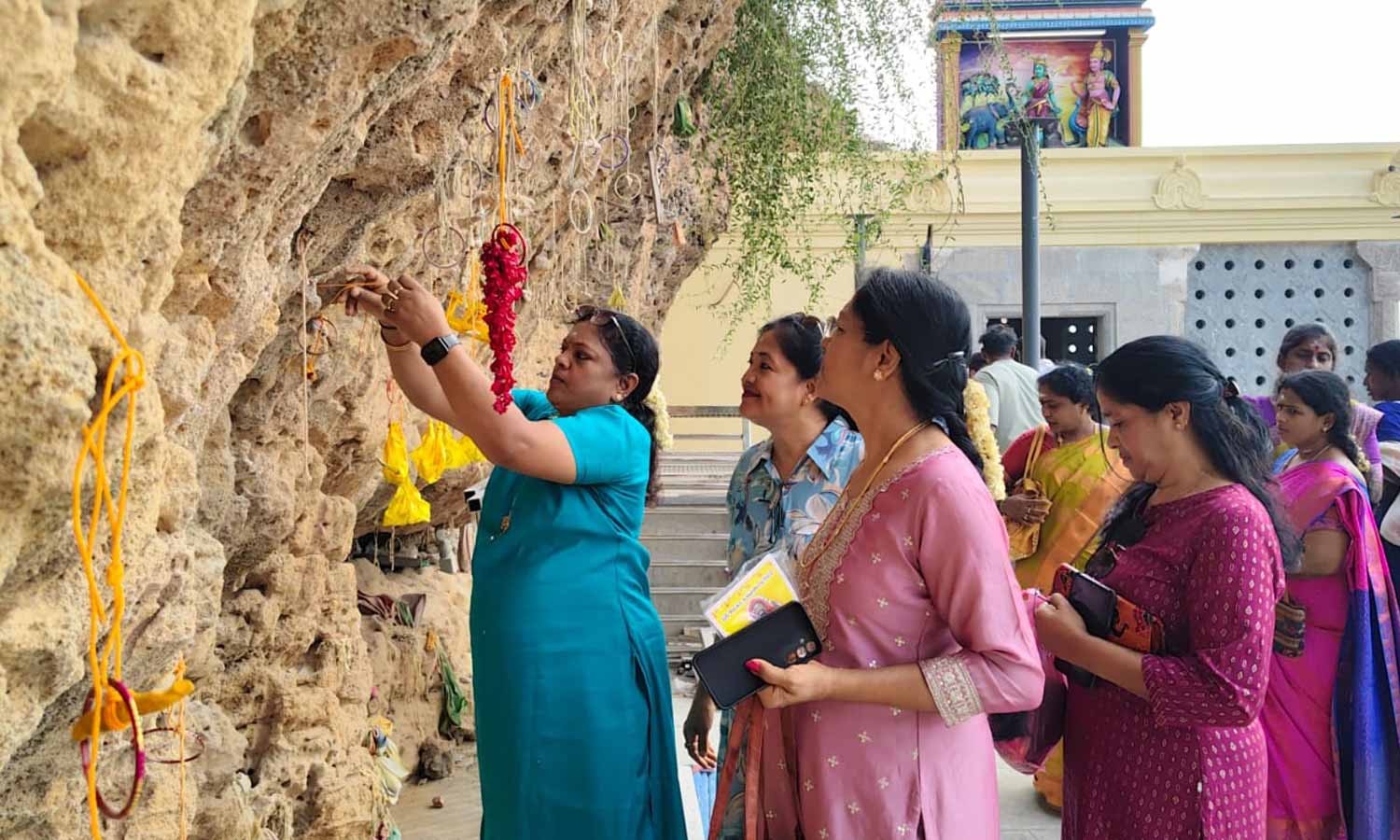 திருச்செந்தூர் சுப்பிரமணிய சுவாமி கோவிலில் 6 மாதத்திற்கு பிறகு வள்ளி குகையில் வழிபாடு செய்ய அனுமதி