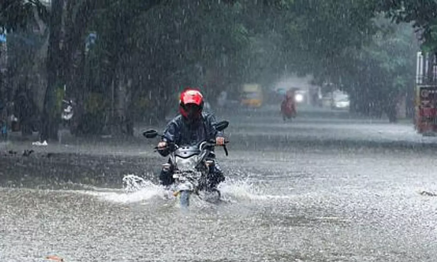 சென்னை மற்றும் சுற்றுவட்டார பகுதிகளில் காற்றுடன் கூடிய கனமழை சென்னை மற்றும் சுற்றுவட்டார பகுதிகளில் காற்றுடன் கூடிய கனமழை