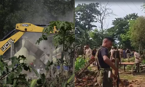 ஆக்கிரமிப்பு என கூறி முஸ்லிம் மக்கள் வெளியேற்றம் - எதிர்த்தவர்கள் மீது போலீஸ் துப்பாக்கிச்சூடு - 2 பேர் பலி