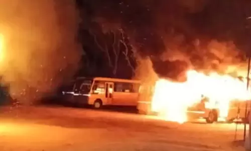 வீரவநல்லூரில் மாணவர் தற்கொலை -  பள்ளி பேருந்துகள் தீ வைத்து எரிப்பு