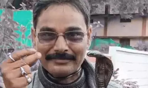 ரீல்ஸ் மோகம்... கொடிய விஷமுள்ள நாகத்தை கழுத்தில் போட்டு சுற்றிய பாம்புபிடி வீரர் உயிரிழப்பு