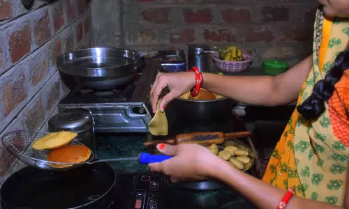 நீண்ட நேரம் சமையல் செய்யாதீர்கள்... பெண்களுக்கு பக்கவாதம்,  புற்றுநோய் அபாயம்- WHO எச்சரிக்கை