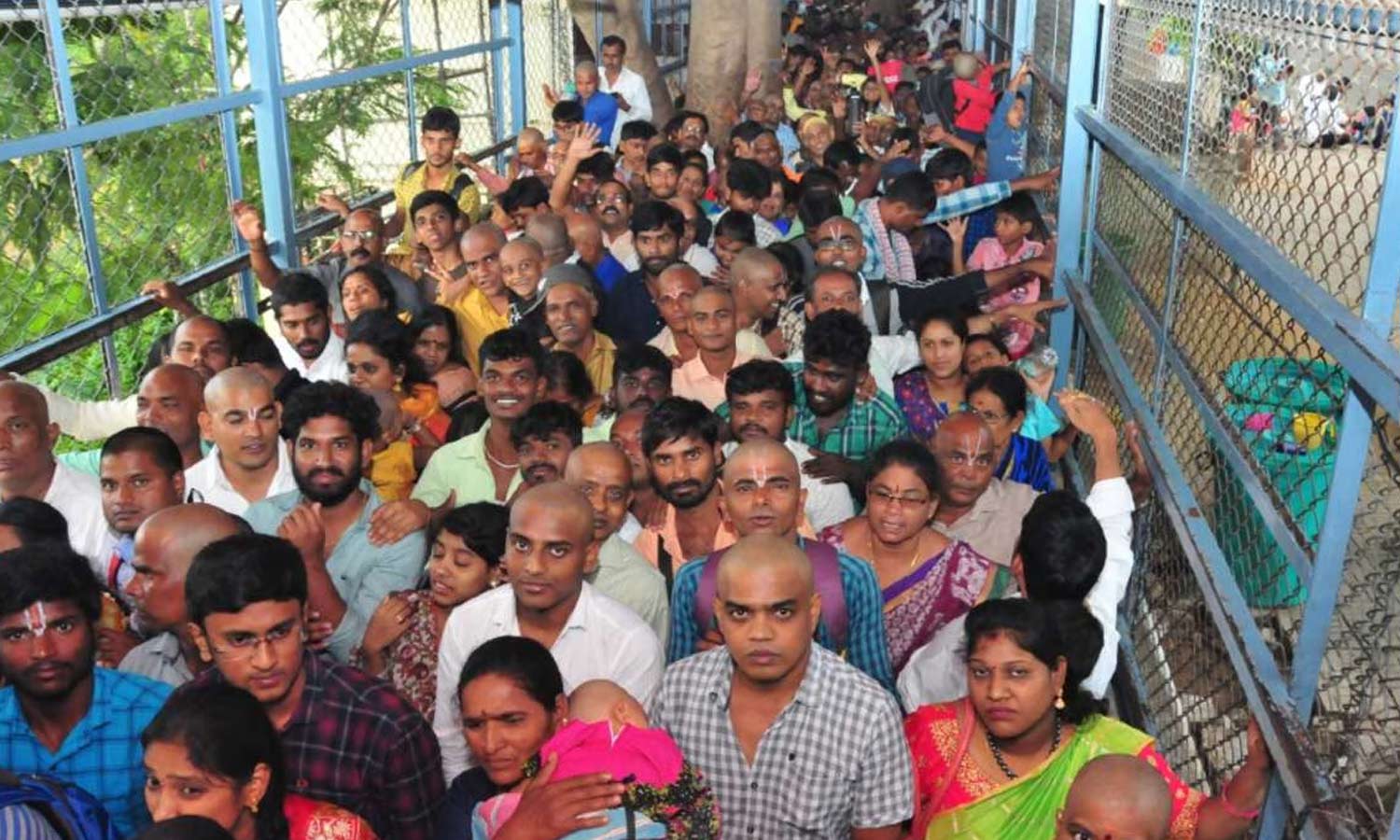 திருப்பதி கோவிலில் 5 கி.மீ. தூரம் வரிசையில் நின்று பக்தர்கள் தரிசனம்