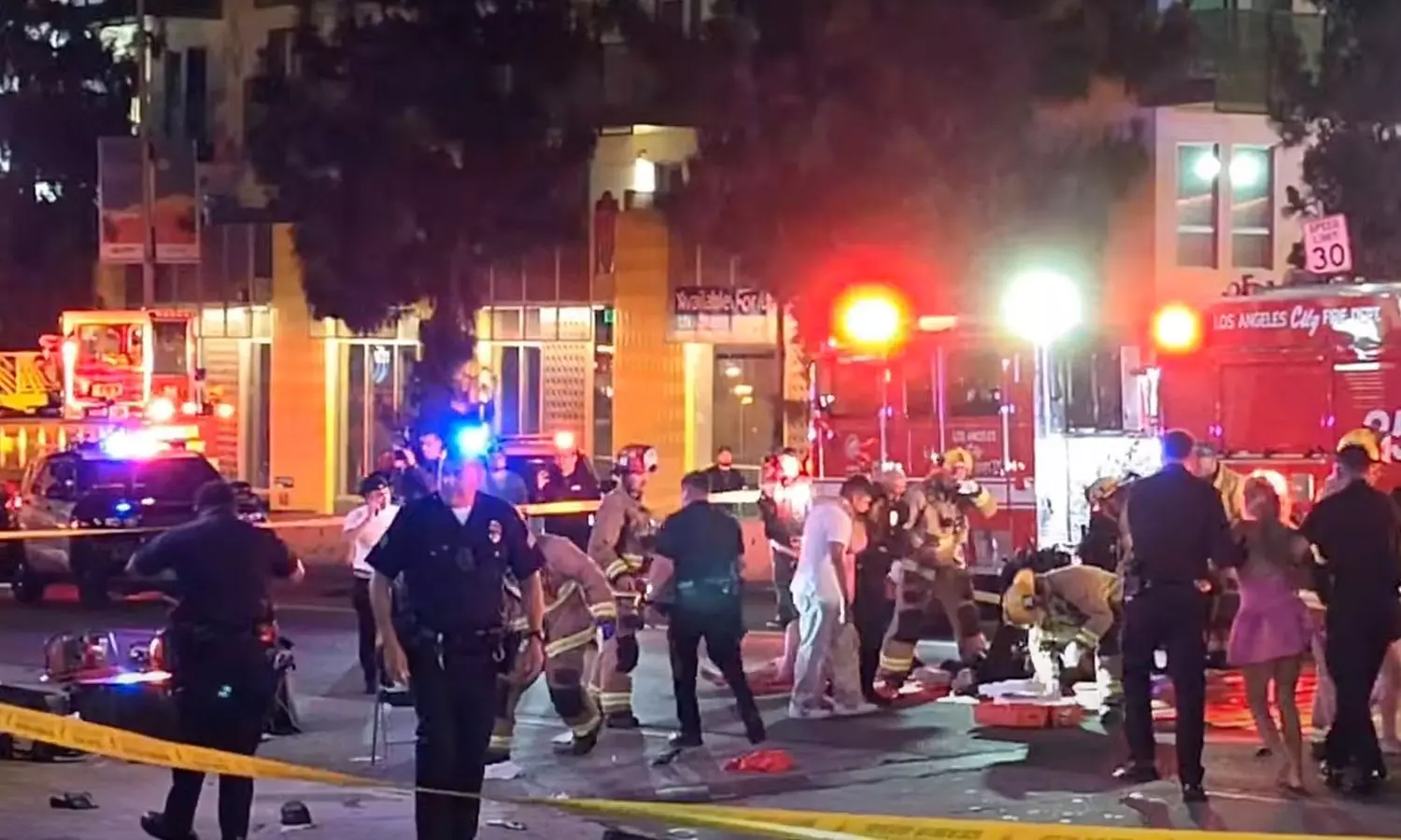 கேளிக்கை விடுதி அருகே நின்றிருந்தவர்கள் மீது மோதிய கார்.. 30 பேர் காயம்