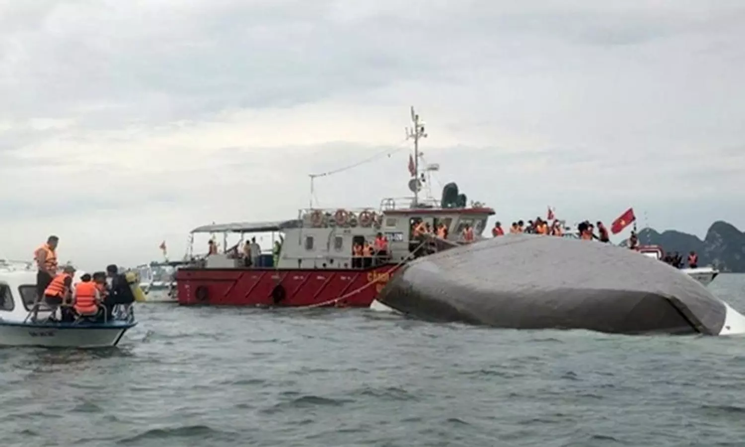 வியட்நாமில் சோகம்: சுற்றுலா படகு கவிழ்ந்த விபத்தில் 34 பேர் பலி