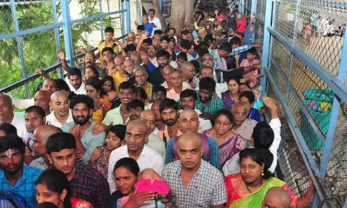 திருப்பதி கோவிலில் 5 கி.மீ. தூரம் வரிசையில் நின்று பக்தர்கள் தரிசனம்