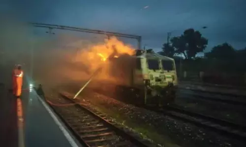 தீப்பற்றி எரிந்த ரெயில் எஞ்சின்.. பதறியடித்த பயணிகள் - ராஜஸ்தானில் பெரும் விபத்து தவிர்ப்பு