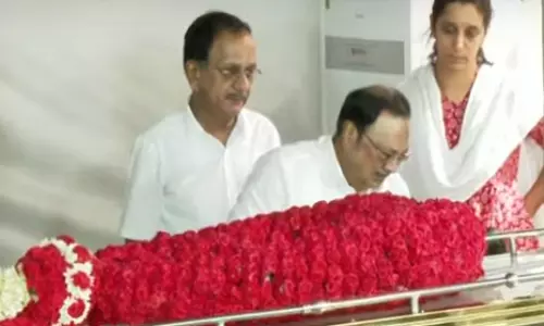 மு.க.முத்து உடலுக்கு கண்ணீர் மல்க அஞ்சலி செலுத்திய மு.க.அழகிரி