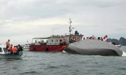 வியட்நாமில் சோகம்: சுற்றுலா படகு கவிழ்ந்த விபத்தில் 34 பேர் பலி