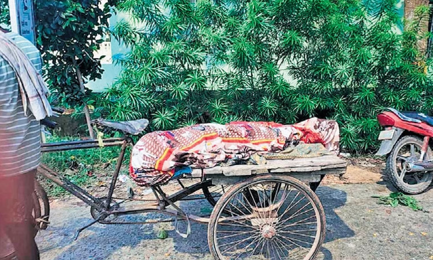 VIDEO: ஆம்புலன்சுக்கு காசில்லை.. 17 வயது மகளின் உடலை 14 கி.மீ. தள்ளுவண்டியில் கொண்டு சென்ற தந்தை