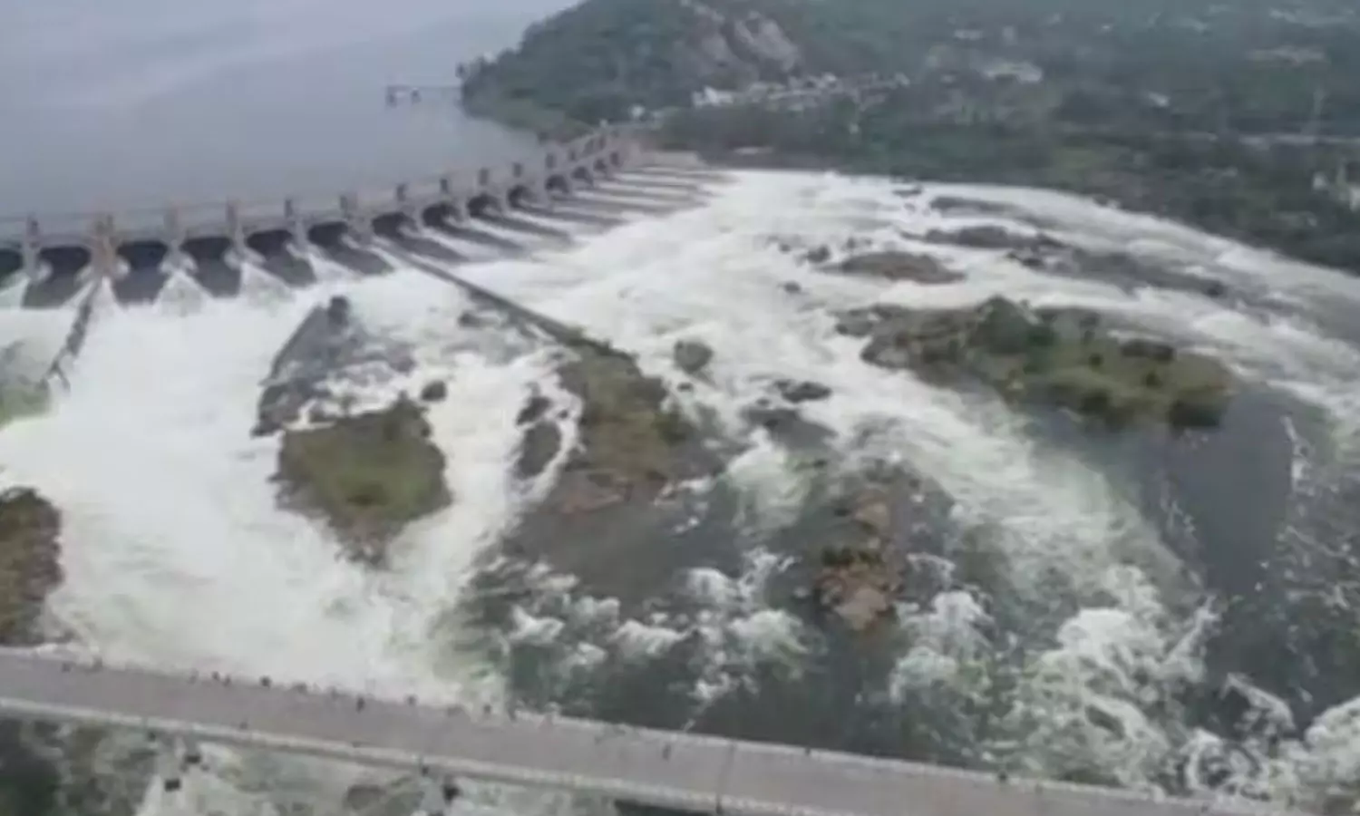 இந்த ஆண்டில் 3-வது முறையாக நிரம்பிய மேட்டூர் அணை: கரையோர மக்களுக்கு எச்சரிக்கை இந்த ஆண்டில் 3-வது முறையாக நிரம்பிய மேட்டூர் அணை: கரையோர மக்களுக்கு எச்சரிக்கை