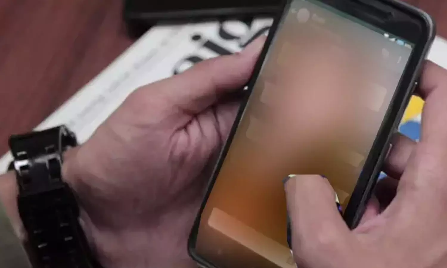 இப்படி நடந்தால் எப்படி? மாணவர்களின் அந்தரங்க வீடியோக்களை செல்போனில் பதிவு செய்த பள்ளி ஆசிரியர்