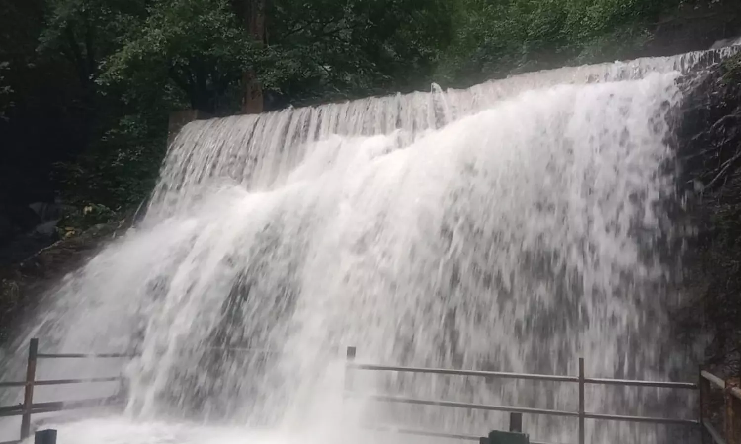 முல்லை பெரியாறு அணையில் மீண்டும் கூடுதல் தண்ணீர் திறப்பு- சுருளி அருவியில் தடை