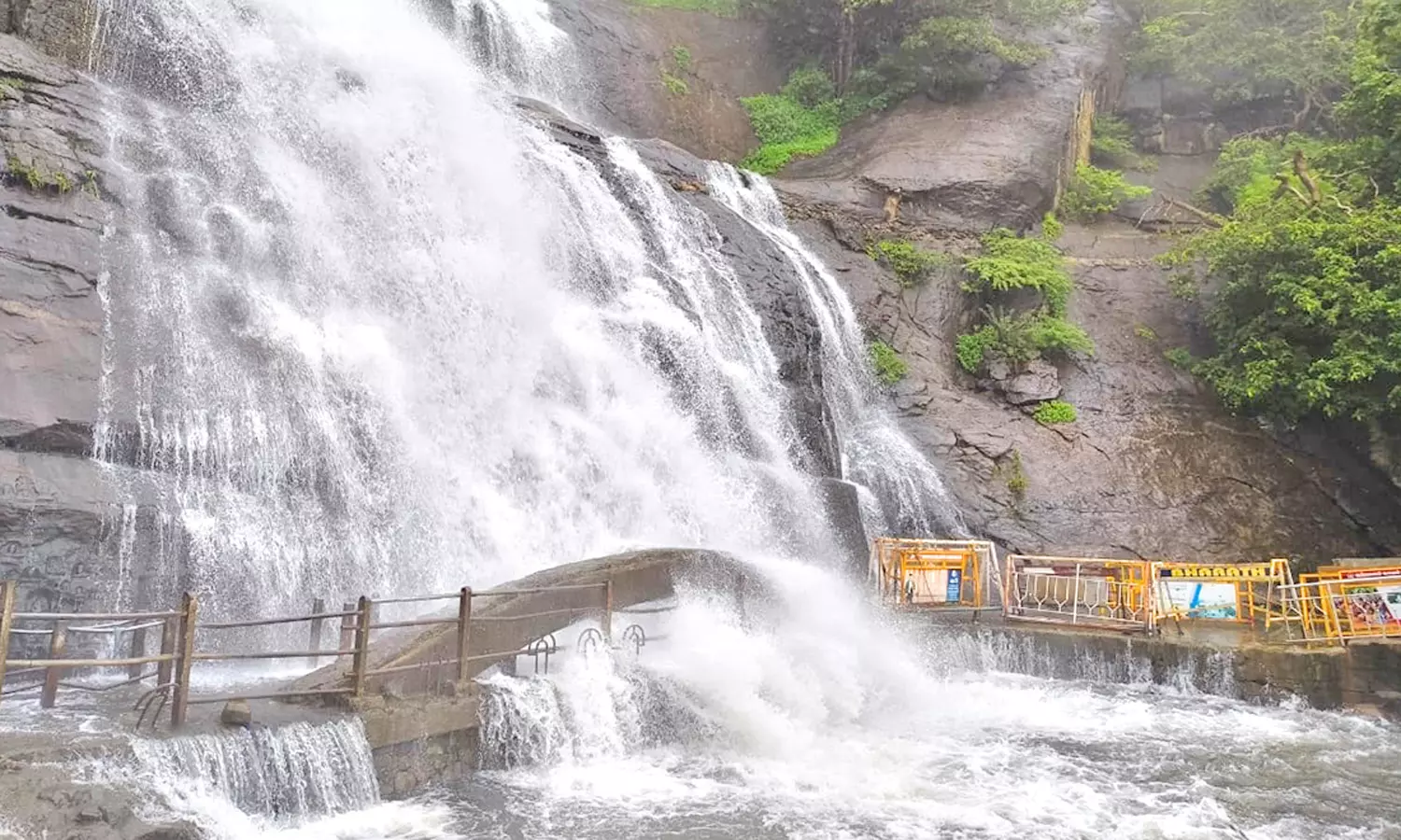 நீர்வரத்து அதிகரிப்பால் மெயின் அருவி, ஐந்தருவியில் 2-வது நாளாக குளிக்க தடை