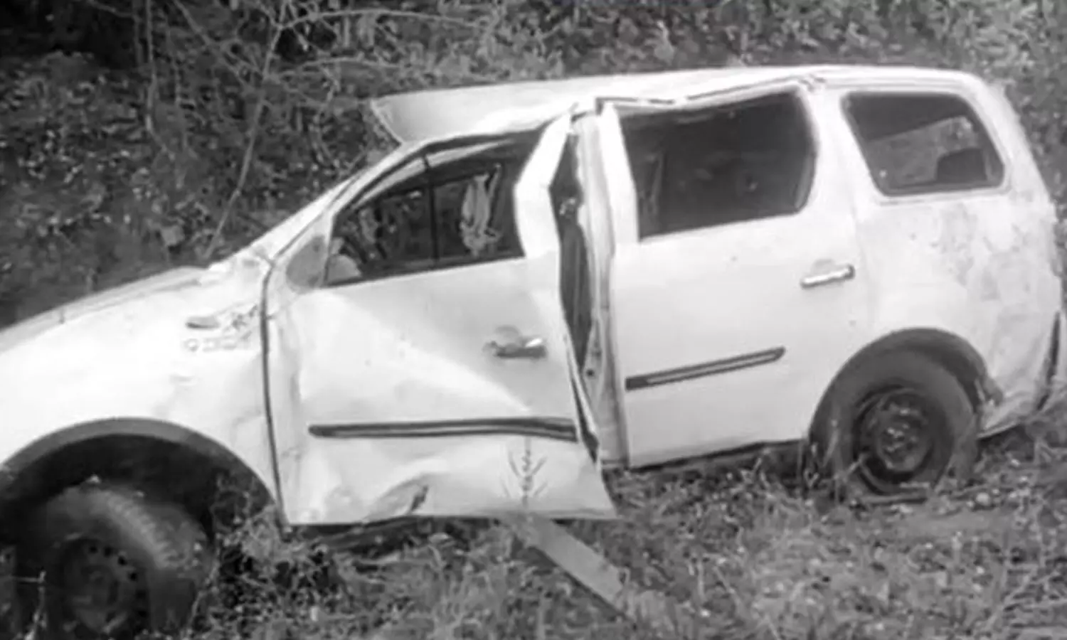 கார் டயர் வெடித்து விபத்து- 4 பேர் பலி