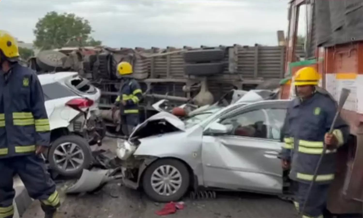 கிருஷ்ணகிரி தேசிய நெடுஞ்சாலையில் பயங்கர விபத்து- 3 பேர் உயிரிழப்பு