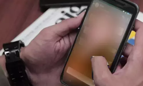 இப்படி நடந்தால் எப்படி? மாணவர்களின் அந்தரங்க வீடியோக்களை செல்போனில் பதிவு செய்த பள்ளி ஆசிரியர்