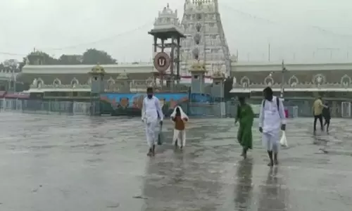 திருப்பதி கோவிலில் மழை- குளிரால் பக்தர்கள் அவதி
