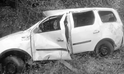 கார் டயர் வெடித்து விபத்து- 4 பேர் பலி