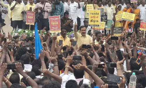 வன்னியர்களுக்கு 10.5 சதவீத இடஒதுக்கீடு கோரி விழுப்புரத்தில் அன்புமணி ஆர்ப்பாட்டம்: பா.ம.க.வினர் பங்கேற்பு