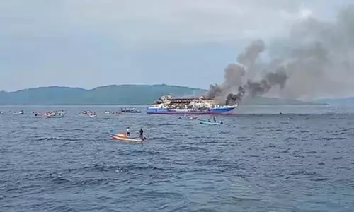 இந்தோனேசியாவில் சொகுசு கப்பல் தீ விபத்து: 5 பேர் பலி