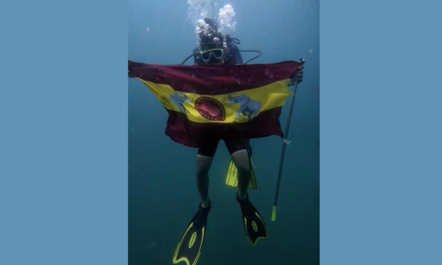 ஆழ்கடலில் த.வெ.க. கொடியை ஏந்திய கல்லூரி மாணவர்