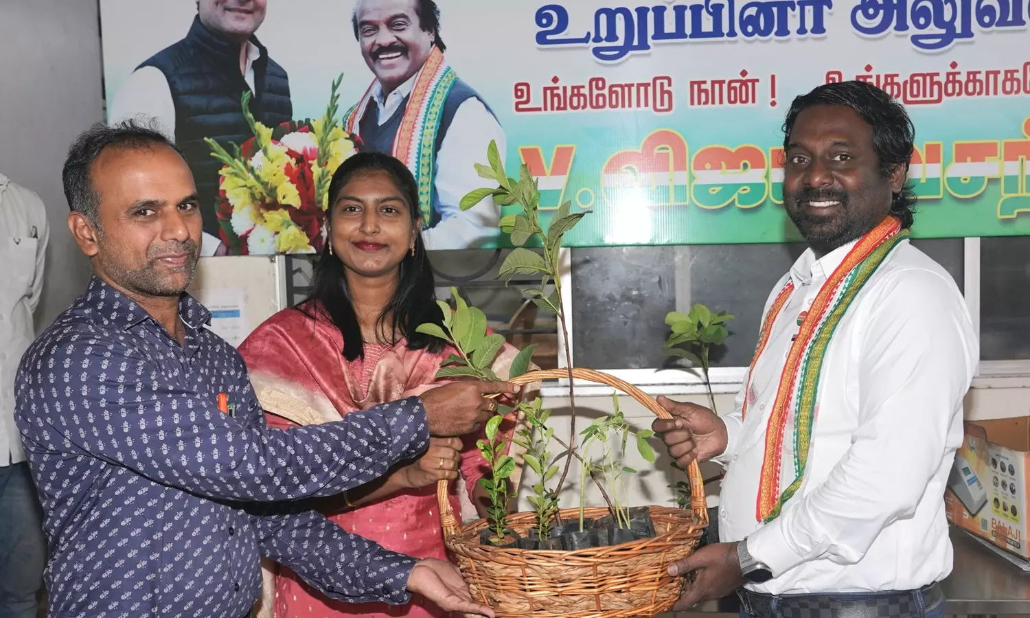 தமிழக அரசால் தொடங்கப்பட்ட 100% மானியத்தில் காய்கறி, பழச்செடிகளின் தொகுப்புகளை வழங்கிய விஜய் வசந்த் எம்.பி. தமிழக அரசால் தொடங்கப்பட்ட 100% மானியத்தில் காய்கறி, பழச்செடிகளின் தொகுப்புகளை வழங்கிய விஜய் வசந்த் எம்.பி.