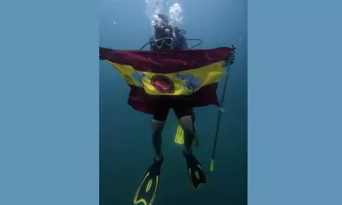 ஆழ்கடலில் த.வெ.க. கொடியை ஏந்திய கல்லூரி மாணவர்