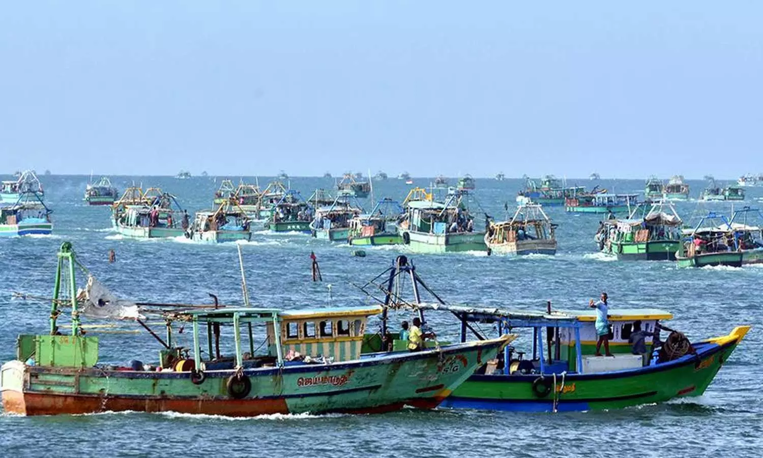 எல்லை தாண்டி மீன்பிடித்ததாக கூறி ராமேஸ்வரம் மீனவர்கள் 4 பேரை கைது செய்தது இலங்கை கடற்படை