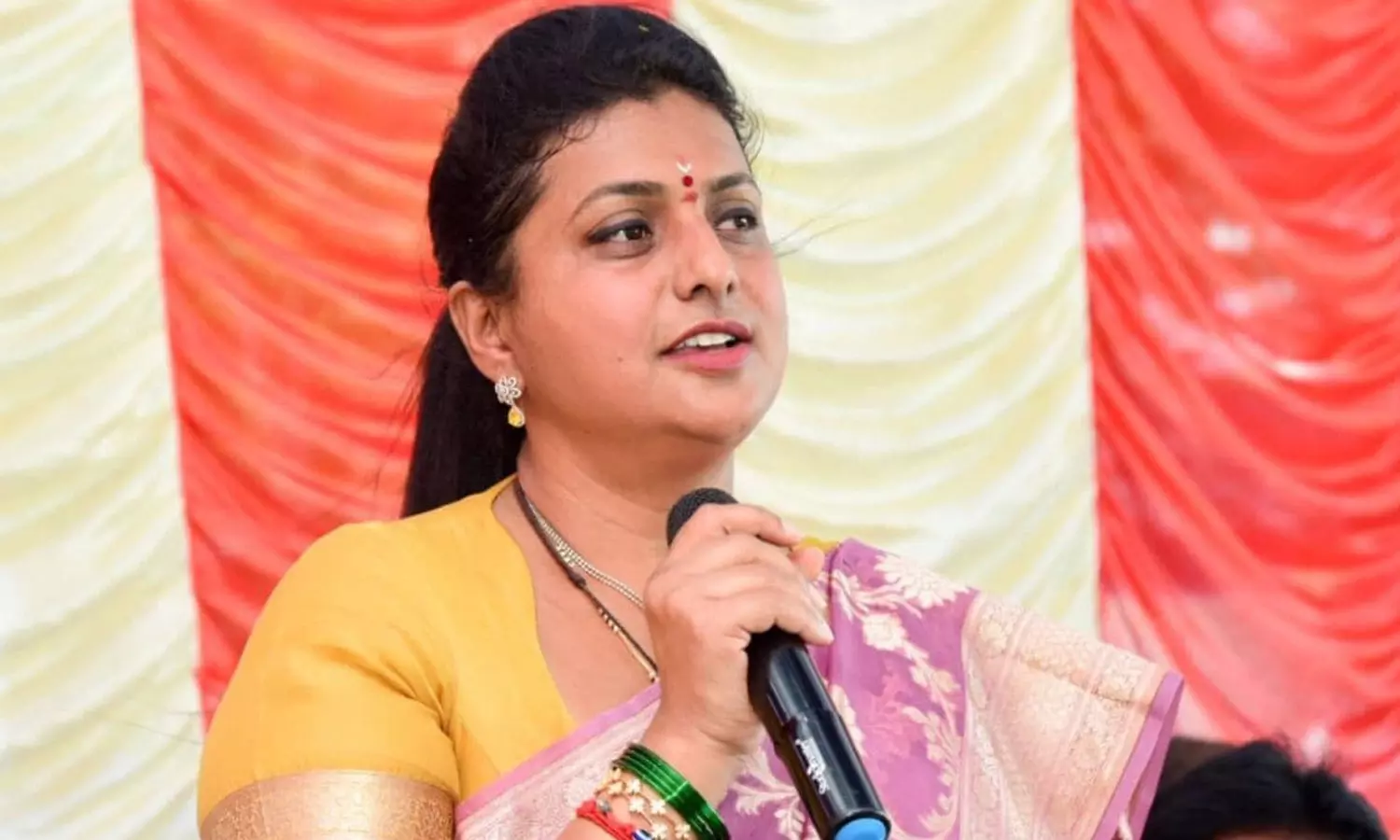 ஊழல் செய்து ரூ.1,000 கோடி சம்பாதித்ததை நிரூபித்தால் அரசியலில் இருந்து விலக தயார் - ரோஜா அதிரடி ஊழல் செய்து ரூ.1,000 கோடி சம்பாதித்ததை நிரூபித்தால் அரசியலில் இருந்து விலக தயார் - ரோஜா அதிரடி