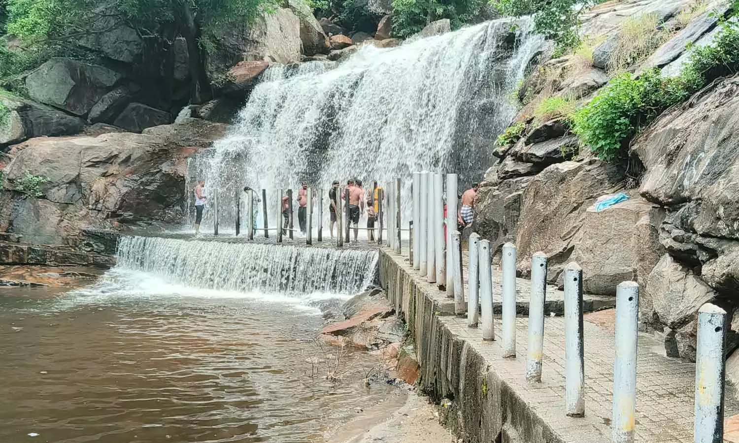 2 நாட்களுக்கு பிறகு அனுமதி- உடுமலை பஞ்சலிங்க அருவியில் சுற்றுலா பயணிகள் உற்சாக குளியல் 2 நாட்களுக்கு பிறகு அனுமதி- உடுமலை பஞ்சலிங்க அருவியில் சுற்றுலா பயணிகள் உற்சாக குளியல்