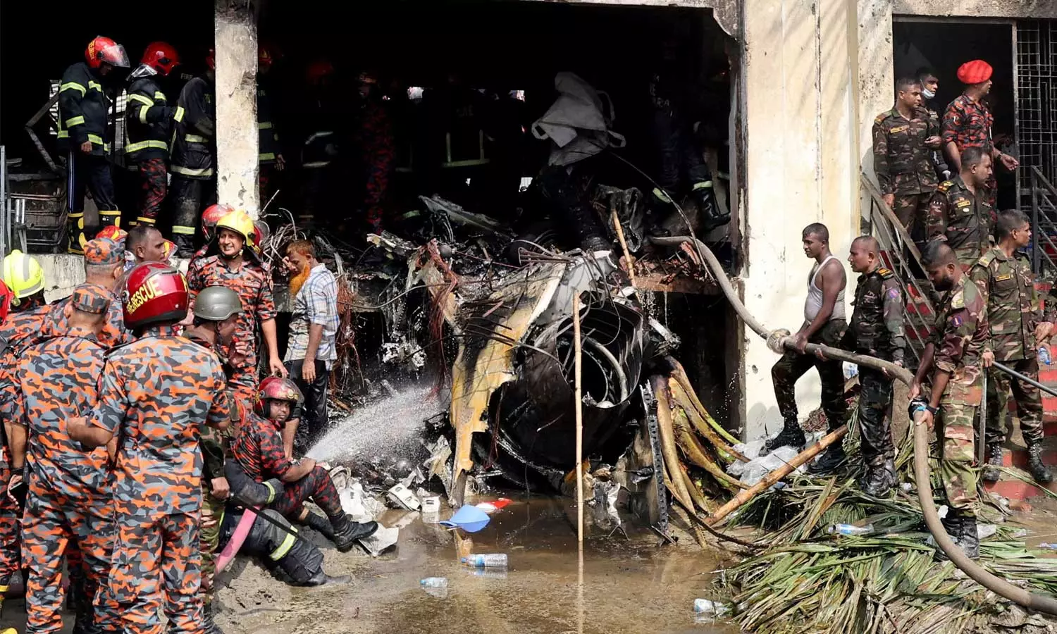 வங்காளதேசத்தில் பள்ளி மீது போர் விமானம் விழுந்து விபத்து - உயிரிழந்தோர் எண்ணிக்கை 27 ஆக உயர்வு